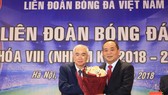 Chủ tịch VFF khóa VII Lê Hùng Dũng trao hoa chúc mừng tân Chủ tịch Lê Khánh Hải