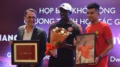 Ban tổ chức chương trình trao quà cho cựu danh thủ MU