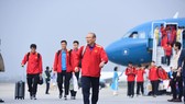 Đội tuyển xuống sân bay Nội Bài. Ảnh: MINH HOÀNG