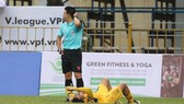 Trọng tài cho dừng trận đấu để kiểm tra chấn thương của Tuấn Tài. Ảnh MINH HOÀNG