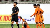 Duy Bảo với chân phải bị gãy nằm chờ cáng cứu thương.