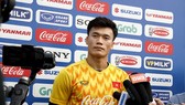 Thủ môn Bùi Tiến Dũng hạ quyết tâm giành ngôi đầu bảng. Ảnh: MINH HOÀNG