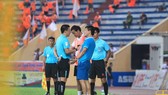 Hai HLV Văn Dũng và trợ lý Văn Sỹ phản ứng trọng tài trên sân Thiên Trường. Ảnh: MINH HOÀNG