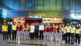 Lãnh đạo LĐBĐ TPHCM, Trung tâm thể thao Quận 1 cùng đại diện đội nữ TPHCM chúc mừng cô trò HLV Kim Chi tại sân bay Tân Sơn Nhất. Ảnh: HỮU THỊNH