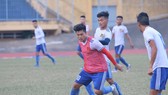Công Sơn (áo đỏ) và Tuấn Tài, những cầu thủ từ Viettel tăng cường cho Huế. Ảnh: Hữu Thịnh