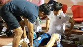 Chấn thương của Duy Mạnh được đánh giá khá nặng. Ảnh: NGUYỄN HOÀNG