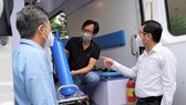 Bệnh viện quận Tân Phú được trao tặng 2 xe cứu thương hiện đại