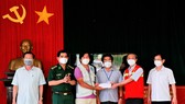Trao kinh phí động viên lực lượng phòng chống dịch tại Cần Giờ