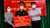 Trao kinh phí xây “Nhà đồng đội” và tặng quà cho người dân trên ấp đảo Thiềng Liềng
