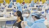 Người dân tiêm vaccine ngừa Covid-19 tại quận 11, TPHCM. Ảnh: CAO THĂNG