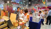 A variety of mooncakes are sold at supermarkets. (Photo: SGGP)