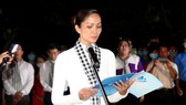 Hoa hậu H'Hen Niê xúc động phát biểu tại Nghĩa trang Hàng Dương. Ảnh: PHAN THANH VIỆT