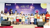 Bà Trần Thị Nhã Khanh (ngoài cùng bên trái) - Phó Chủ tịch Công đoàn cơ sở SCB trao tặng học bổng cho con CBNV SCB
