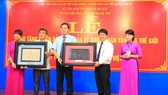 The National Archives Center No.4 presents the woodblock about Great Poet Nguyen Du to Ha Tinh Province. (Photo: Sggp)