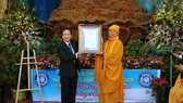 The Vietnam Book of Records (Vietkings) on behalf of Worldkings presented the record certificate to Linh Phuoc pagoda. (Photo: Sggp)