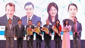 Vice Chairwoman of the municipal People’s Committee Nguyen Thi Thu (in Ao Dai) congratulates scientists in the award ceremony. (Photo: Sggp)