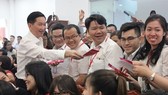 Deputy chairman of the municipal People’s Committee Tran Vinh Tuyen sends Tet greetings to workers of Saigon Co-op. (Photo: Sggp)