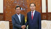 President Tran Dai Quang (R) receives Lao Deputy Minister of Public Security Kongthong Phongvichit (Photo: VNA)