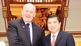 Chairman of the People’s Committee of HCMC Nguyen Thanh Phong receives Australian Governor-General Peter Cosgrove. (Photo: Sggp)