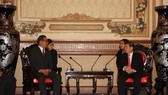 Chairman of the municipal People’s Committee Nguyen Thanh Phong (R) at a reception for visiting Speaker of the Congress of the Federated States of Micronesia Wesley W. Simina (Photo: VNA)