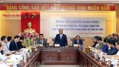 Prime Minister Nguyen Xuan Phuc (standing) speaks at the working session with Ha Tinh provincial Party Committee (Photo: VNA)