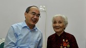Secretary of the City’s Party Committee Nguyen Thien Nhan (L) visits Heroic Mother Le Thi Cach. (Photo: Sggp)