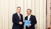 Vice Chairman of Ho Chi Minh City’s People’s Committee Ngo Minh Chau (R) hosts Regional President for Asia Pacific of the US-based VISA company Chris Clark (Source: VNA)
