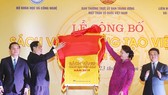 Chairwoman of the National Assembly Nguyen Thi Kim Ngan (R) and President of the Vietnam Fatherland Front (VFF) Central Committee Tran Thanh Man (L) unveil the Vietnam Book of Innovation 2019 at the event (Photo: VNA)