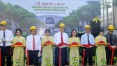 Secretary of the HCMC Party Committee Nguyen Thien Nhan, chairman of the municipal People’s Committee Nguyen Thanh Phong and city's leaders attend the groundbreaking ceremony (Photo: SGGP)