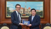 Chairman of the People’s Committee of HCMC, Nguyen Thanh Phong (R) and Ambassador of the European Union to Vietnam, Giorgio Aliberti