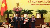 Hanoi officials congratulate Chu Ngoc Anh (second, right) on his election as Chairman of the municipal People’s Committee on September 25 (Photo: VNA)