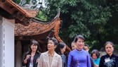 The wives of the Japanese and Vietnamese Prime Ministers, Suga Mariko (front, left) and Tran Nguyet Thu (front, right), visit the Temple of Literature on October 19 (Photo: VNA)