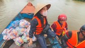 Singer Thuy Tien on a boat in a visit to flood victims (Photo: Thuy Tien's FB)