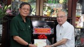 Head of the Propaganda Department of the City Party Committee, Phan Nguyen Nhu Khue (R) pays Tet visit to Colonel Le Kim Bang. (Photo: SGGP)