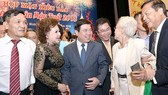 Chairman of HCMC People's Committee Nguyen Thanh Phong (C) and overseas Vietnamese at the meeting in 2018 (Photo:SGGP)
