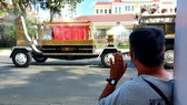 Locals stand along the street to bid him farewell. (Photo: SGGP)