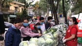 The campaign calls on domestic consumers to help farmers in Hai Duong province, who are struggling against the COVID-19 pandemic with a huge amount of unsold farm produce. (Photo:SGGP)