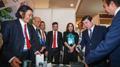 Chairman of HCMC People's Committee Nguyen Thanh Phong (2nd, R) and overseas Vietnamese at the meeting in 2020