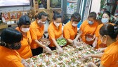 Members of the “An Binh An heart-to heart” charitable group in Phu Nhuan District’s Ward 8 has prepared nearly 1,000 meals to people in isolation areas, hospitals and low-income laborers. (Photo: SGGP)