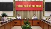 Deputy PM Truong Hoa Binh (L) and Chairman of the HCMC People's Committee Nguyen Thanh Phong at the meeting ( Photo: SGGP)