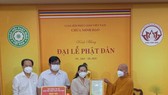Chairwoman of the municipal People’s Council Nguyen Thi Le expressed her thanks to the Vietnam Buddhist Sangha (VBS). (Photo: SGGP)