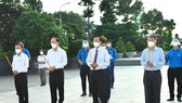 Leaders and participants offer incenses and flowers to express deep gratitude to fallen soldiers at HCMC Martyrs Cemetery. (Photo: SGGP)