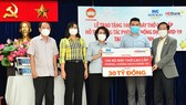 Chairwoman of the Vietnam Fatherland Front of HCMC To Thi Bich Chau (C) and Vice Chairwoman of the HCMC People's Committee Phan Thi Thang (2nd, L) receive 100 ventilators from the Sovico Group and HDBank. (Photo: SGGP)