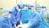 A pregnant woman infected with SARS-CoV-2 having a cesarean section in Hoan My Covid-19 Treatment Hospital (Photo: SGGP)