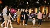 People flocks to Nguyen Hue walking street in District 1. (Photo: SGGP)