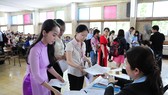 Ứng viên trúng tuyển làm thủ tục nhận nhiệm sở
