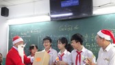 Thầy hiệu trưởng hóa thân thành ông già Noel tặng... iPhone 12 cho học sinh