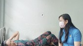 LĐLĐ tỉnh ân cần thăm hỏi sức khỏe của các công nhân bị ngộ độc nặng đang nằm điều trị tại bệnh viện. Ảnh: TÍN HUY