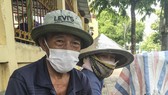 Người bán lẻ vé số sẽ được nhận 50.000 đồng/người/ngày. Ảnh: TÍN HUY