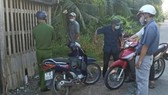 Tổ công tác xã Châu Hòa kiểm tra người dân trên địa bàn khi đang triển khai thực hiện Chỉ thị 16
